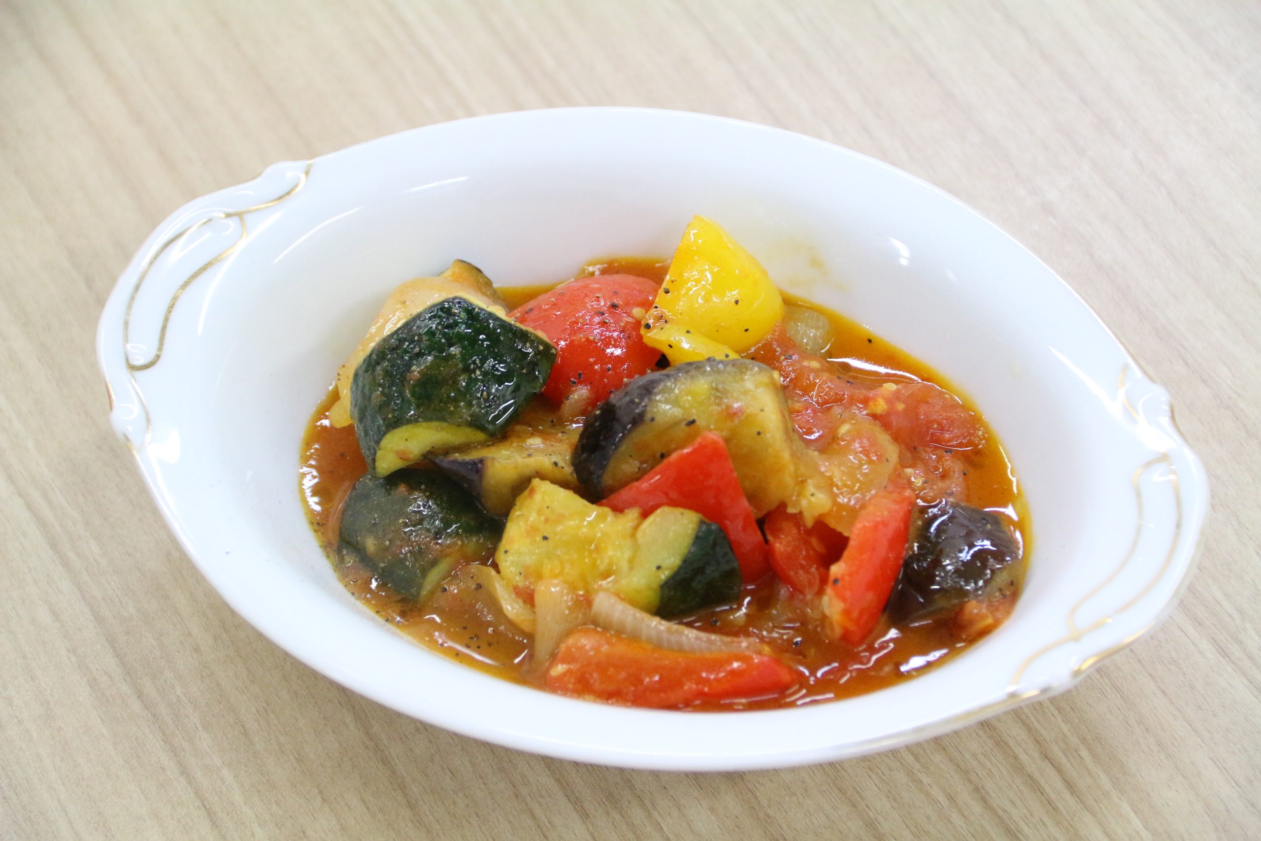 南仏風トマト煮込みとグリーンピースのポタージュ